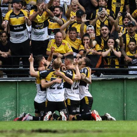 Jogadores do Criciúma comemoram gol sobre o Botafogo-SP, pela Série B