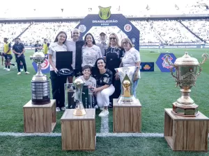 Fábio Santos recebe homenagem do Corinthians em despedida: 'Valeu a pena'