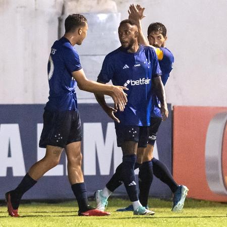 Jogadores do Cruzeiro celebram gol sobre o Villa Nova em jogo do Campeonato Mineiro