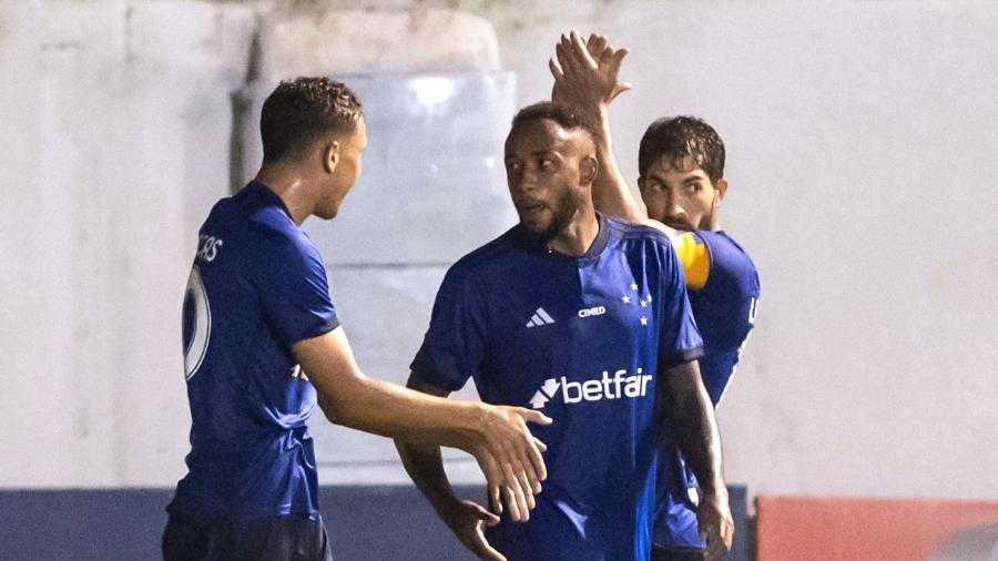 Jogadores do Cruzeiro celebram gol sobre o Villa Nova em jogo do Campeonato Mineiro