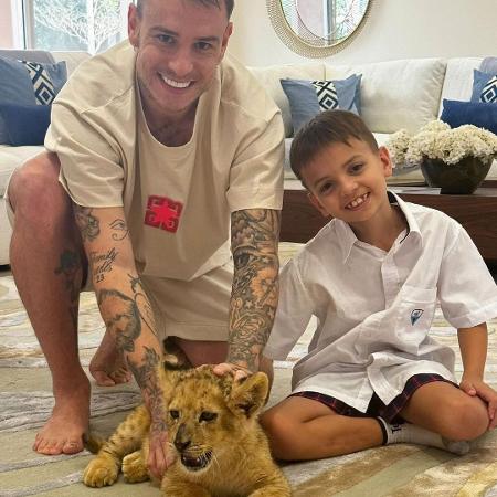 Róger Guedes exibe leão, seu "novo mascote" - Reprodução/Instagram