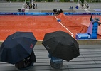 Veja como ficaram as arenas de skate e tênis por causa das chuvas em Paris - Miguel MEDINA / AFP