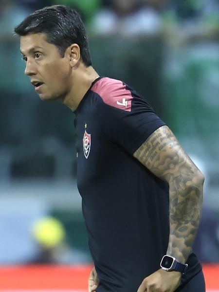 Thiago Carpini, técnico do Vitória, durante jogo contra o Palmeiras, pelo Brasileirão Thiago Carpini, técnico do Vitória, durante jogo contra o Palmeiras, pelo Brasileirão