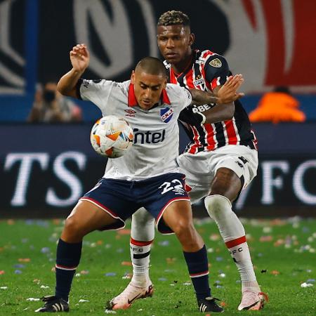 Arboleda, do São Paulo, em ação durante jogo contra o Nacional-URU pela Libertadores