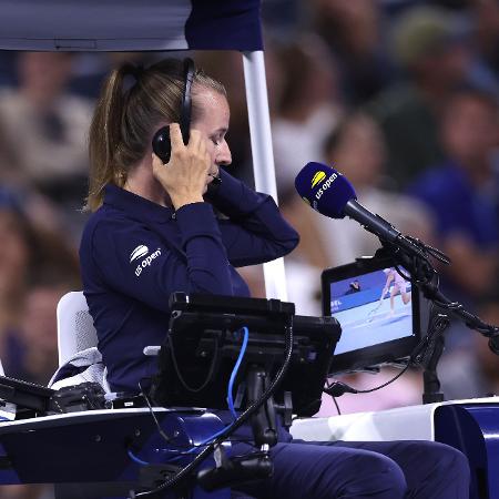 Árbitra confere replay em vídeo de lance polêmico envolvendo Beatriz Haddad Maia na terceira rodada do US Open