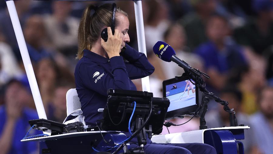 Árbitra confere replay em vídeo de lance polêmico envolvendo Beatriz Haddad Maia na terceira rodada do US Open