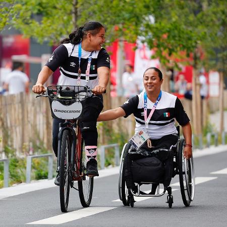 Osiris Aneth e Maria Guadalupe, do México, na Vila Paralímpica em Paris