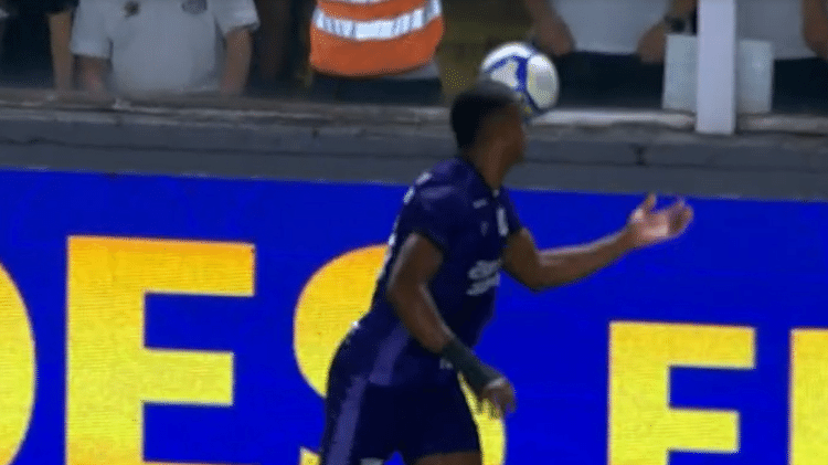 Saulo Mineiro se atrapalhou ao cobrar lateral em Santos x Ceará, jogo da Série B