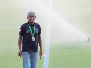 Engenheiro fez 1º gol no gramado que ele mesmo cuida e que recebe o Brasil