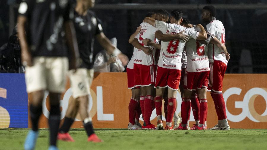 Jogadores do Internacional comemora gol de Wesley contra o Vasco em São Januário: 1 a 0