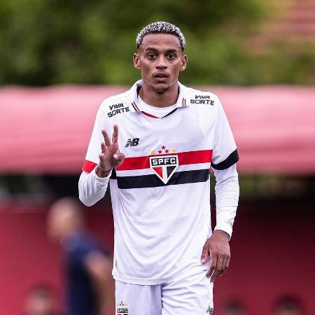 Caio Matheus, o Caiobinha, atuando pela base do São Paulo