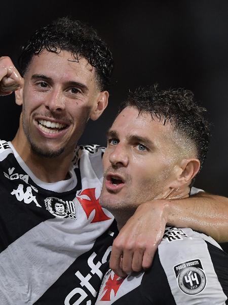 Vegetti e Nuno, do Vasco, celebram gol do Vasco no Brasileirão Vegetti e Nuno, do Vasco, celebram gol do Vasco no Brasileirão
