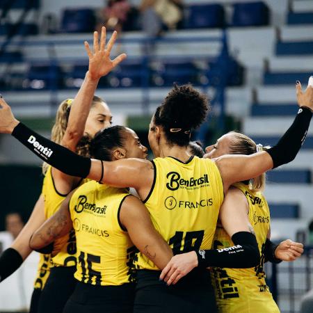 Atletas do Praia Clube celebram ponto na Superliga feminina de vôlei
