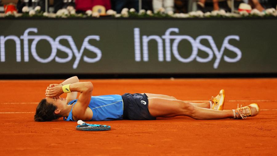 Lois Boisson comemora sua vitória nas quartas de final de Roland Garros em 2025 Lois Boisson comemora sua vitória nas quartas de final de Roland Garros em 2025