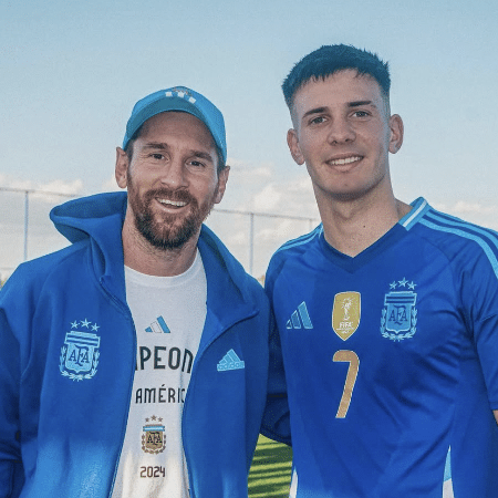 Mastantuono com o ídolo Messi nos treinos da seleção da Argentina Mastantuono com o ídolo Messi nos treinos da seleção da Argentina