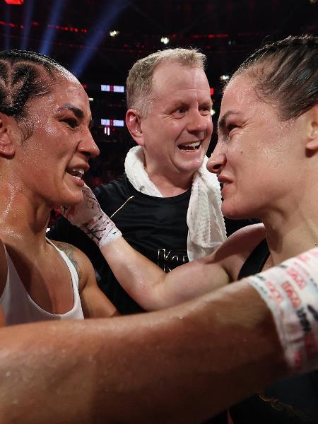 Amanda Serrano e Katie Taylor se abraçam após fim da 3º luta entre elas, em Nova York Amanda Serrano e Katie Taylor se abraçam após fim da 3º luta entre elas, em Nova York