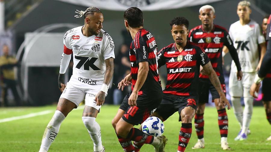 Neymar é cercado durante Santos x Flamengo, jogo do Brasileirão Neymar é cercado durante Santos x Flamengo, jogo do Brasileirão