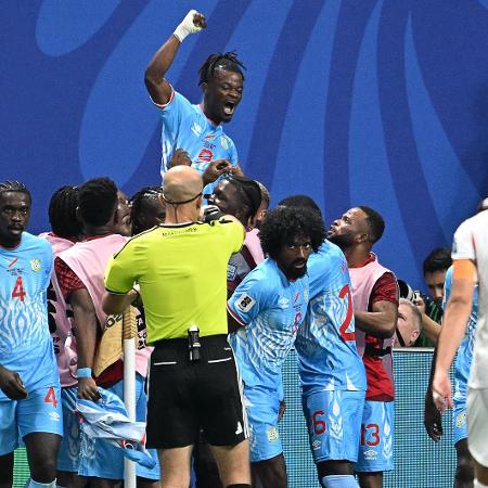 Cipenga é levantado pelos seus companheiros após o gol contra a Inglaterra