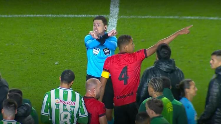 Árbitro Ramon Abatti Abel ativou o protocolo antirracismo após a partida entre Juventude x Atlético-GO Árbitro Ramon Abatti Abel ativou o protocolo antirracismo após a partida entre Juventude x Atlético-GO