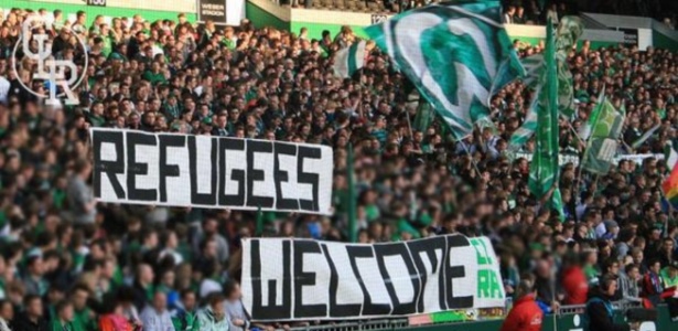 Torcedores exibem faixas de boas-vindas a refugiados nos estádios alemães - Reprodução