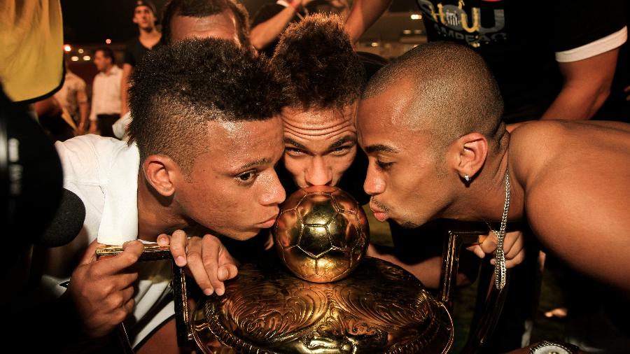 André, Neymar e Wesley beijam a taça depois da conquista do Santos no Campeonato Paulista de 2010 - Marcelo Justo/Folhapress