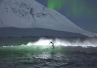 Surfistas enfrentam água gelada e surfam sob aurora boreal na Islândia - Chris Burkard/Massif/Sweatpants Media