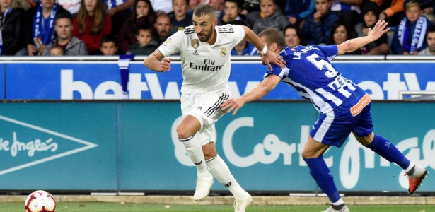Benzema briga pela bola durante Alavés x Real Madrid, neste sábado (6) - Vincent West/Reuters - Vincent West/Reuters