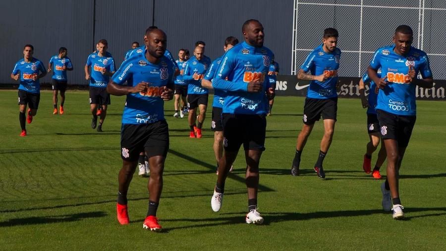 Vagner Love e Manoel correm ao lado dos companheiros de Corinthians durante treino no CT Joaquim Grava - Daniel Augusto Jr/Ag. Corinthians