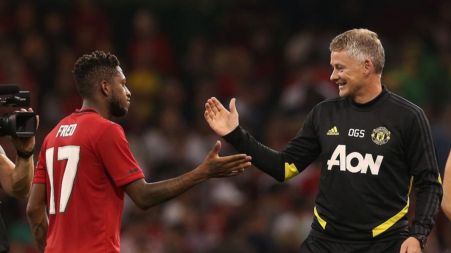 Fred cumprimenta o técnico do Manchester United, Ole Gunnar Solskjaer - Matthew Peters/Manchester United/Getty Images