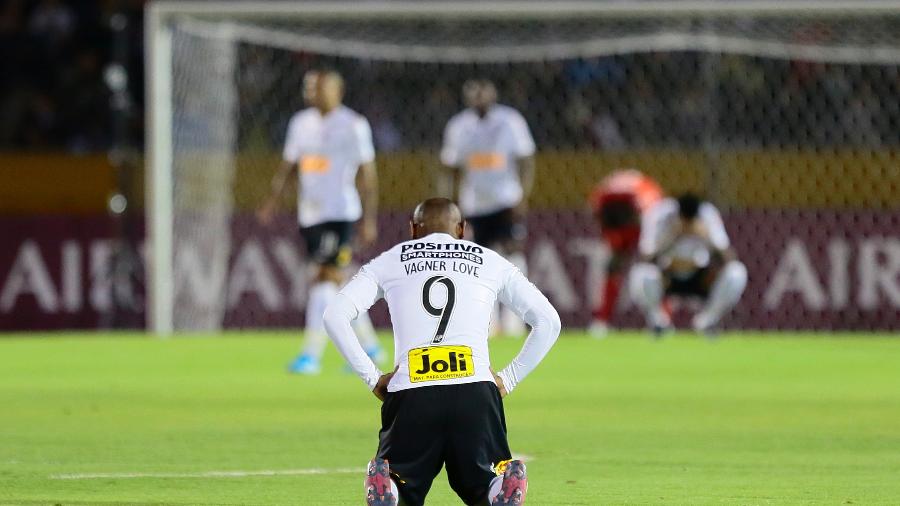 Vágner Love e o Corinthians lamentam eliminação na Copa Sul-Americana contra Independiente del Valle - Franklin Jacome/Getty Images