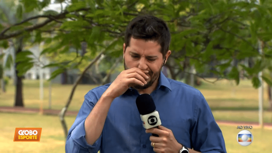 O repórter Anselmo Caparica coça o nariz durante transmissão ao vivo para o Globo Esporte - Reprodução/TV Globo