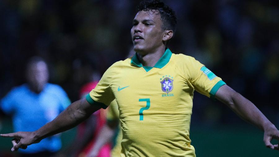 Veron comemora seu gol pela seleção brasileiro durante partida contra Angola pelo Mundial Sub-17 - Heber Gomes/AGIF
