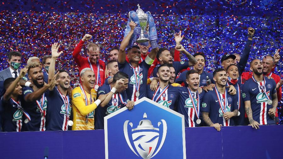 O capitão Thiago Silva levanta o troféu da Copa da França conquistada pelo PSG - REUTERS/Christian Hartmann
