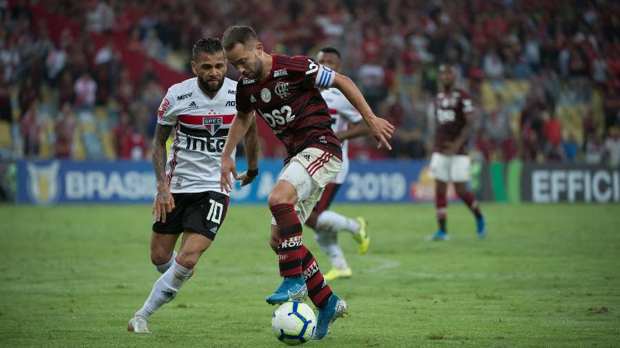 Everton Ribeiro e Daniel Alves disputam lance em Flamengo x São Paulo - Alexandre Vidal/Flamengo