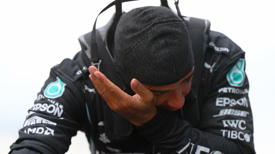 Hamilton se emociona após conquista do sétimo título mundial na F1 - CLIVE MASON/AFP