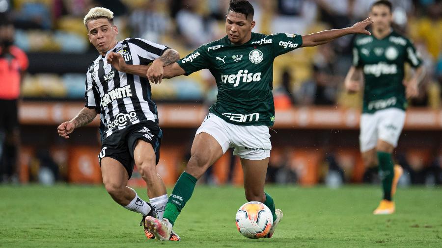 Jogadores de Santos e Palmeiras disputam lance na final da Libertadores 2020, no Maracanã - Jorge Rodrigues/AGIF
