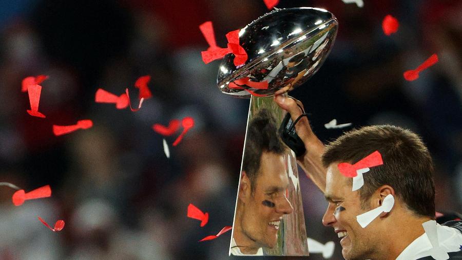Tom Brady ergue o troféu do Super Bowl conquistado pelo Tampa Bay Buccaneers - Patrick Smith/Getty Images