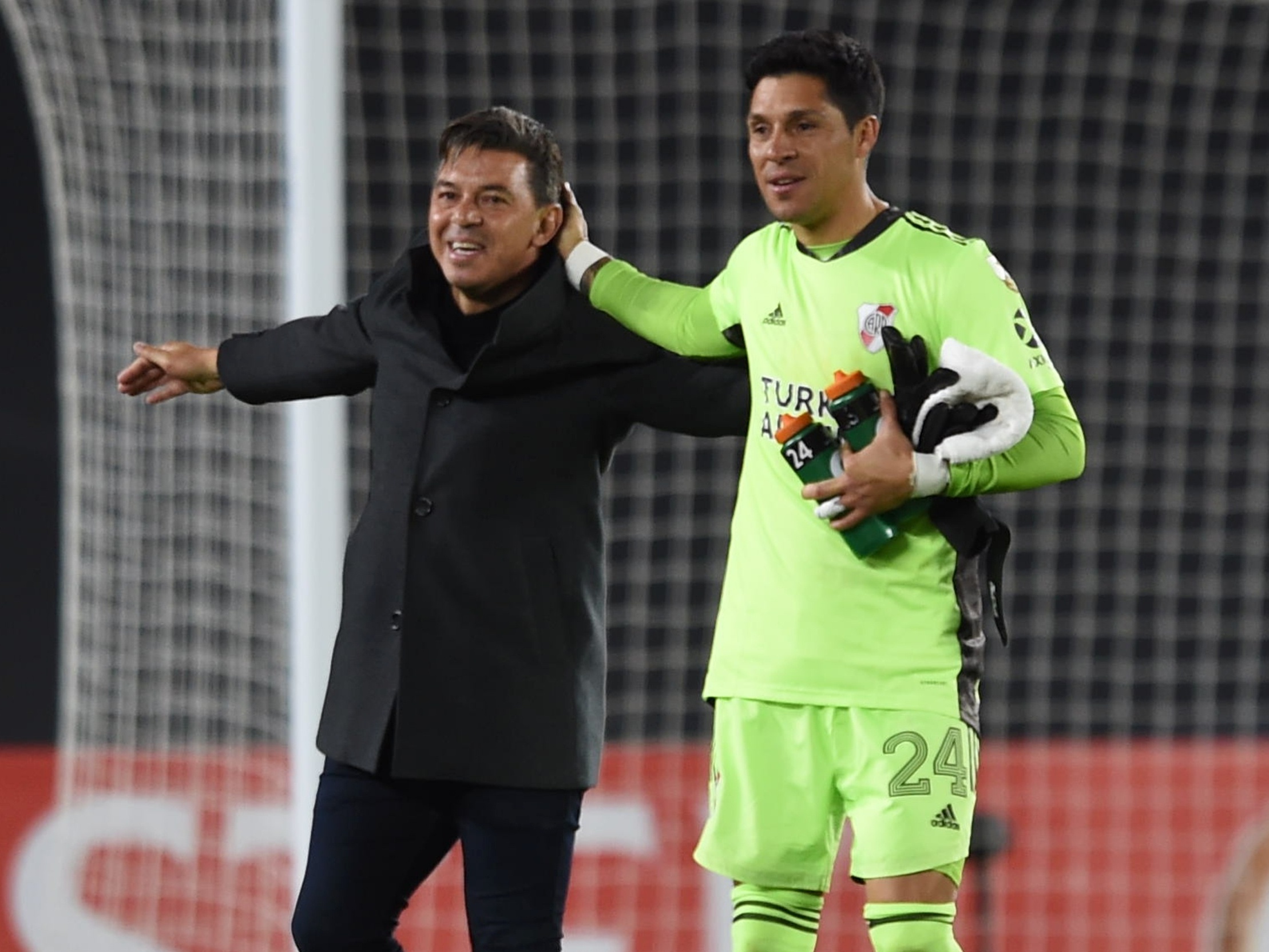 Jogador E Goleiros De Futebol Durante O Tiroteio Da Pena Imagem de