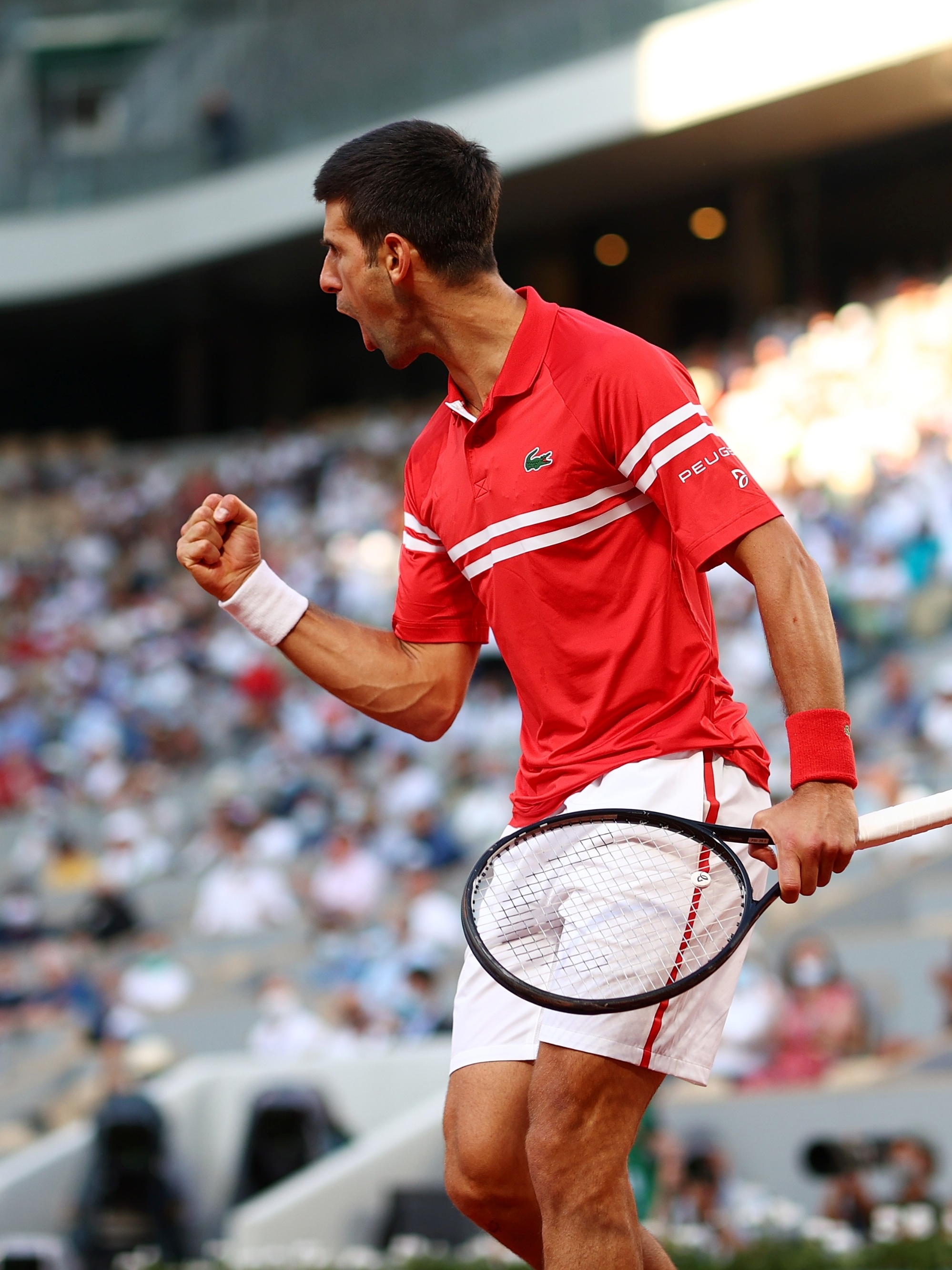 Djokovic é atingido nas pernas por smash à queima-roupa quando