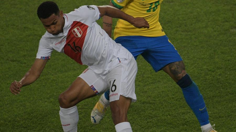 Marcos López, do Peru, reage sob a marcação de Neymar, do Brasil, em jogo da Copa América - Carl de Souza/AFP