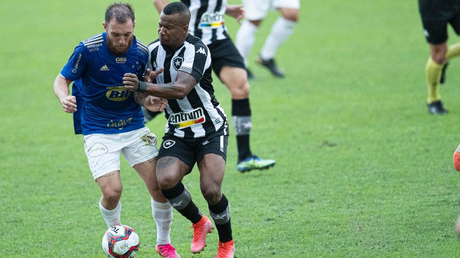Lateral Guilherme Santos, do Botafogo, em disputa de bola com Bruno José, do Cruzeiro, no primeiro turno da Série B - Jorge Rodrigues/Jorge Rodrigues/AGIF