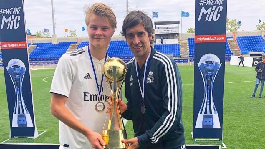 Andri Gudjohnsen, filho de Eidur, ex-jogador do Barcelona, ao lado de Raúl Gonzáles nas categorias de base do Real Madrid - Instagram