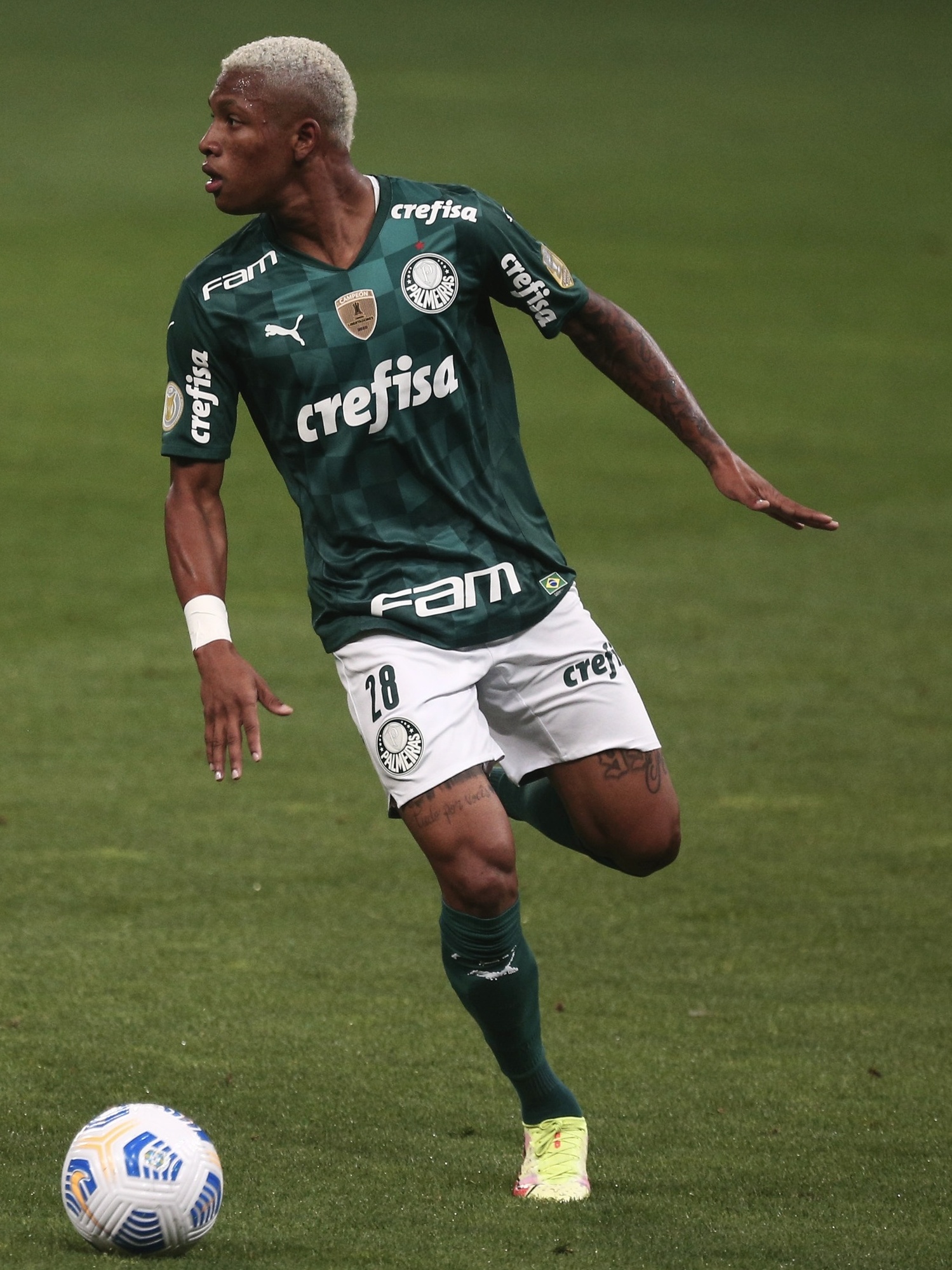 Danilo do Palmeiras lança linha de produtos e vai virar desenho animado