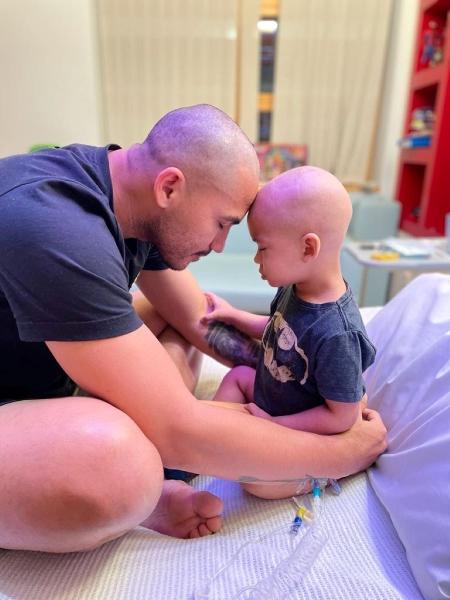 Patrick Maia e o filho Lucca, de dois anos, que faz tratamento contra o câncer - Arquivo pessoal