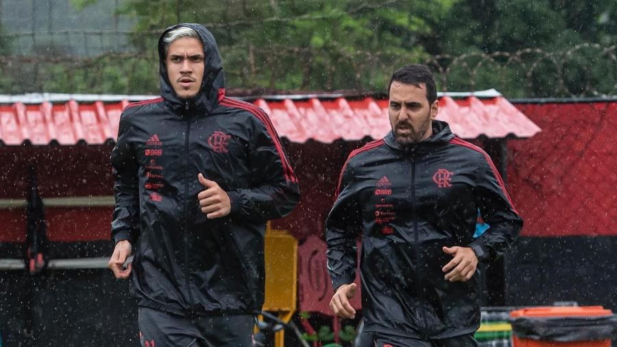 Pedro em treino do Flamengo sob chuva - Alexandre Vidal/CRF