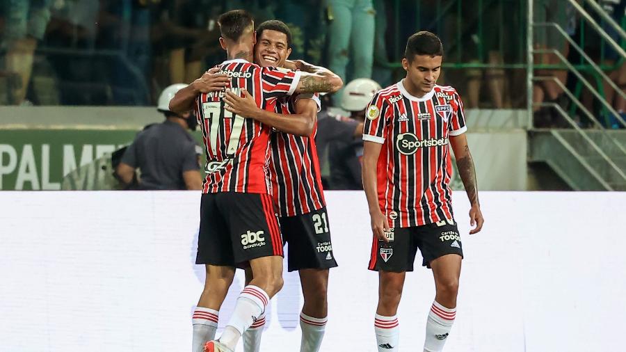 Gabriel Sara e Emiliano Rigoni comemoram gol do São Paulo contra o Palmeiras, pelo Brasileirão 2021 - Marcello Zambrana/AGIF