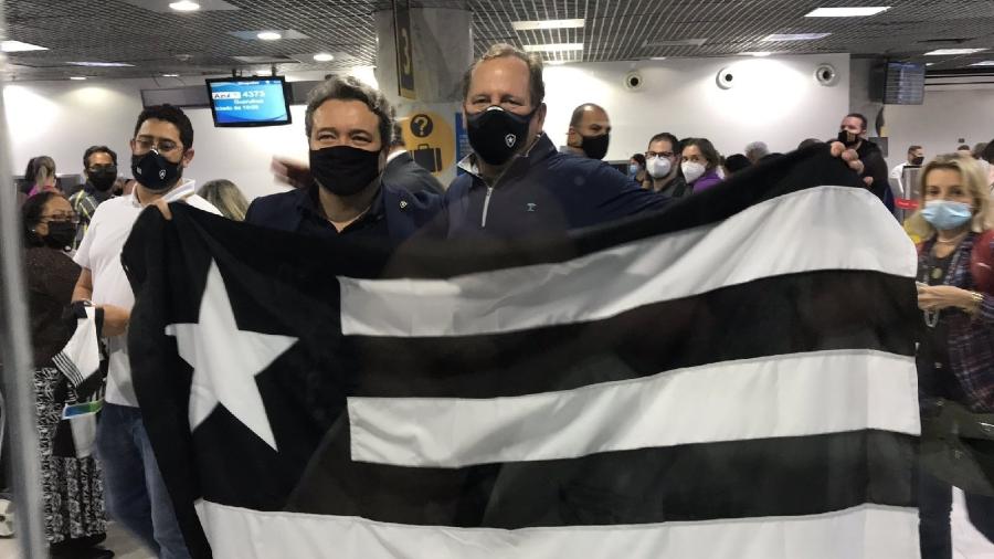 Jorge Braga (à esquerda), CEO do Botafogo, posou ao lado do norte-americano (à direita) no aeroporto Santos Dumont - Reprodução/Twitter