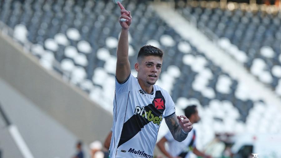 Gabriel Pec comemora o seu bonito gol no clássico entre Vasco e Flamengo no estádio Nilton Santos - Rafael Ribeiro / Vasco