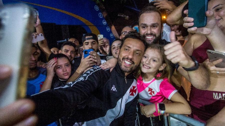 Nenê tira foto com criança em desembarque caloroso do Vasco em Muriaé (MG), local do jogo contra o Tombense - Daniel Ramalho / Vasco.com.br