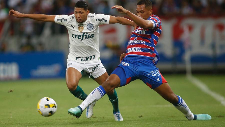 Rony, do Palmeiras, disputa lance com Habraão, do Fortaleza, em partida válida pela 16ª rodada do Campeonato do Brasileiro - LC MOREIRA/ESTADÃO CONTEÚDO